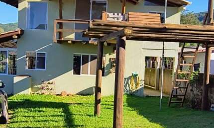 Casa com 3 dormitórios e vista para o mar e lagoa na Costa do Macacu em Garopaba, SC.