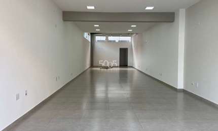 Imóvel comercial disponível para locação no Centro com 114m2 de área útil com salão, 2 banheiros.