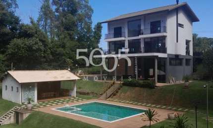 Casa de condomínio para locação com 4 quartos, sendo 2 suítes, e 3 salas amplas e arejadas, com 680m2 de construção em um terreno de 5000m2