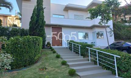 Casa à venda e locação no Condomínio Campos de Santo Antonio com 300m² de área construída e 800m² de área total.
