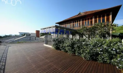 Casa à venda no Condomínio Plaza Athenee, com 380m² de construção e 1006m² de área total.