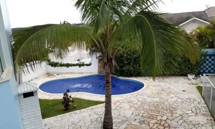 Casa disponível para venda e locação no Condomínio Campos de Santo Antônio I. Área Construída de 463,42 m2, e área total com 804,26 m2.
