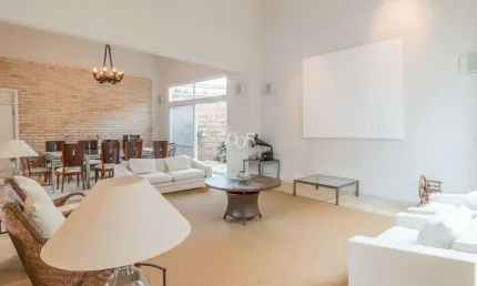 Reformada, 5 amplas suítes, sala de estar, sala de jantar, escritório, sala de tv, roupeiro grande, cozinha, copa e despensa. 2 suítes de serviço
