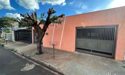 Casa com sala cozinha três dormitórios sendo três suítes garagem lavabo￼