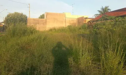 Terreno à venda, plano, medindo 11 x 22, com 242 m2.