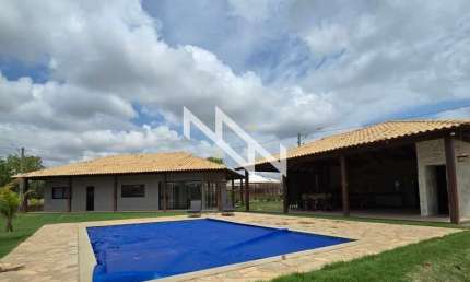 Casa de 3 Suítes em Hidrolândia-GO com Área Gourmet e Piscina!