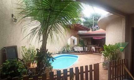 Lindo imóvel de esquina com piscina e área Gourmet.