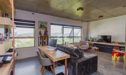 Apartamento semimobiliado, 69m², 1 quarto com 2 vagas de garagem no bairro Petrópolis.