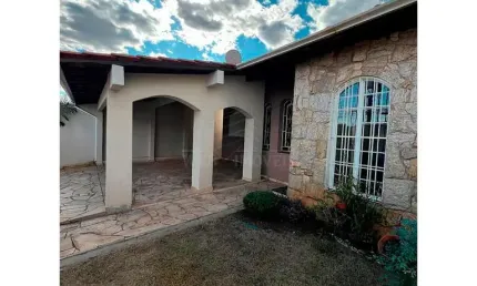 Casa à Venda em Jardim Santa Helena - 3 Dormitórios, R$550 mil