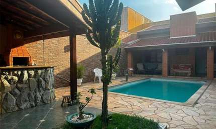 **Descubra seu novo lar no Jardim Serra Dourada!** Este encantador imóvel, com 184 m² de área útil, é a combinação perfeita de conforto e praticidade. Com 2 dormitórios, sendo uma suíte, você encontra