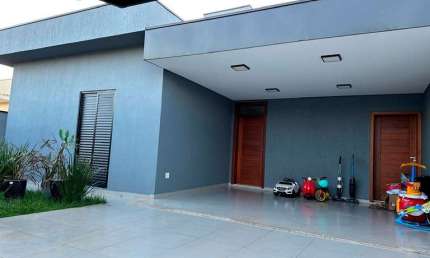Casa à Venda no Bairro Morro Vermelho - 3 Dormitórios, R$795 mil