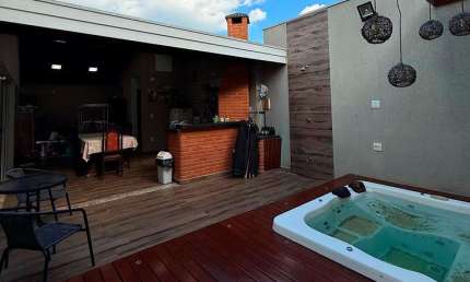 Casa à Venda em Morro Amarelo - 3 Dormitórios e 200m²