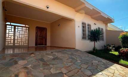 Casa em Capela, Mogi Guaçu: 3 Dormitórios, 240m² por R$700k