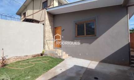 Casa com 3 quartos para alugar na Avenida Padre Santini, 355, Jardim América, São Leopoldo por R$ 2.500