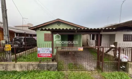 Casa com 2 quartos para alugar na São Paulo, 210, Centro, Portão por R$ 1.685