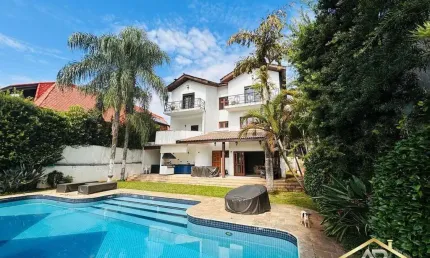 Casa de Luxo: 520m² - 4 Suítes, piscina, salão de festa - Venda/Locação.