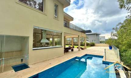 Casa sendo 851,47m² de Terreno, 4 Quartos, 4 suítes, piscina.