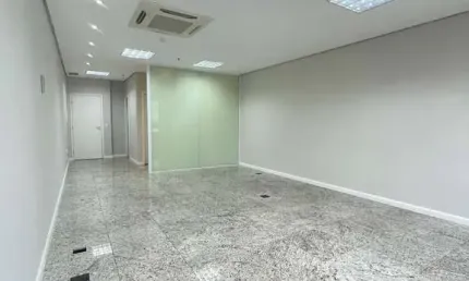 Sala comercial à venda, com 48m² e 1 vaga de garagem.