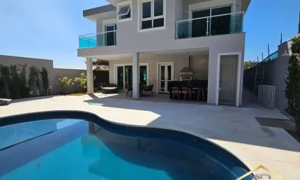 Belíssima casa de condomínio, 545m² com 4 amplas suítes.