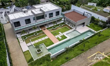 Deslumbrante casa no Tamboré!  Área 3.527m², com 4 Suítes.