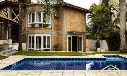 Casa Luxuosa! 4 suítes, 7 banheiros, escritório e home theater.