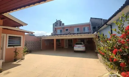 Lindo Sobrado de 200m² com 3 Quartos - 5 Vagas no Jaguaribe em Osasco.