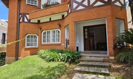CASA DE ALTO PADRÃO COM ESTILO EUROPEU NO ALPHAVILLE ZERO, 666m².