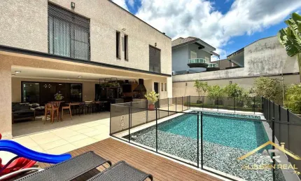 Belíssima casa Tamboré 10, 4 suítes, 534m², mobiliada e decorada!