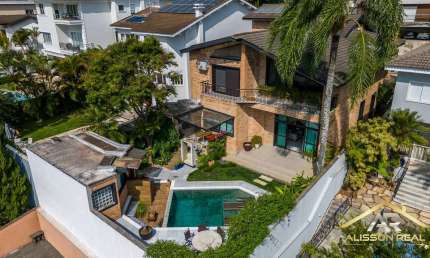 Casa de Condomínio com 4 Quartos e 5 banheiros à Venda, 500 m².