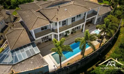 Casa Alto Padrão Linda no Resid. 12, 1100m², 4 amplas suítes, 5 vagas.