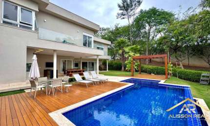 Excelente Casa, com moveis planejados, 4 Suítes, 7 Banheiros de 815 m².