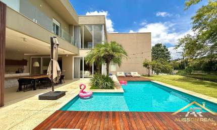 Belíssima Casa em Condomínio, 4 suítes e área construída com 410m².
