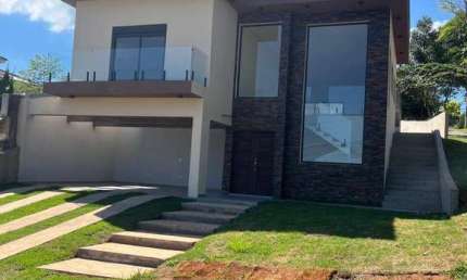 Venda de casa nova em condomínio, 3 Sts e 1 Master, 640m² de terreno.
