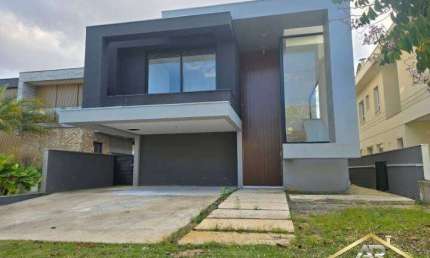 Bela Casa em condomínio com 4 suítes, 1 Master e 535m².