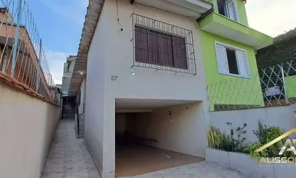 Ótima casa assobradada 02 dormitórios e vaga para 3 carros 450.000,00