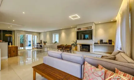 Casa com 4 Quartos, 2 Sts, 304m² - Condomínio Villas de São Francisco VI.