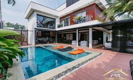 Belíssima Casa em Condomínio, com 6 Sts, 6 Vagas, Tamboré - SP