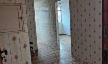 Apartamento Cohab II com 03 dormitórios e vaga de garagem coberta