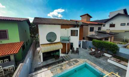 Linda Casa com 4 dorms, 2 Sts, 4 Vagas com 360m² - Alphaville - SP.