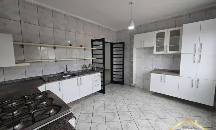 Casa de esquina com 3 andares – ampla, versátil e ideal para a sua empresa.