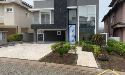 Casa em Condomínio, 2 Sts, 3 Wc, 4 Vagas - 420m² - Alphaville - SP.