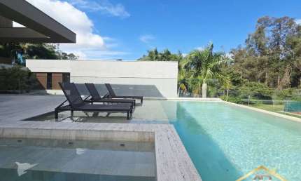 Residência de Luxo com 950m² em Alphaville sendo 5 Suítes - 8 Vagas.