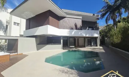 Belíssima Casa, 4 Sts, 7 Wc, 6 Vagas, Área Gourmet - 683m² - Alpha Zero/SP.