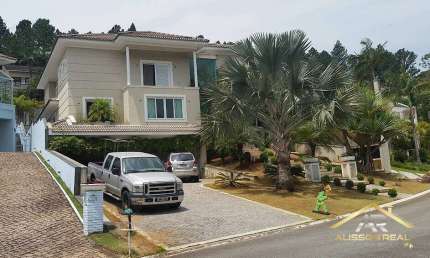 Linda Casa com 1.270m², 4 Quartos, 4 Suítes, 7 Banheiros no Residencial 10.