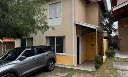 Linda Casa Reformada, 2 Quartos, Sala 2 Ambientes e 2 vagas em Cotia - SP.