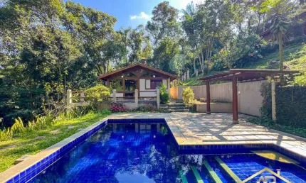 Linda casa 260m² com 3 Quartos, 1 Suíte e 5 Vagas na Granja Viana - SP.