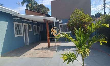 ALUO CASA NO JD, DO LAGO COM 3 DORMITORIOS SENDO,POR R$ 3,300,00 , ATIBAIA