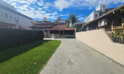 Casa com 3 quartos para alugar na rua deputado paulo preis, 401, jurerê, florianópolis, 130 m2 por r$ 8.000