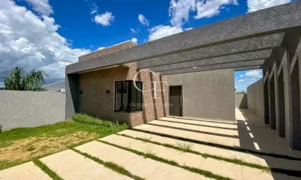 Casa de 3 Quartos, com Suíte e Excelente Acabamento