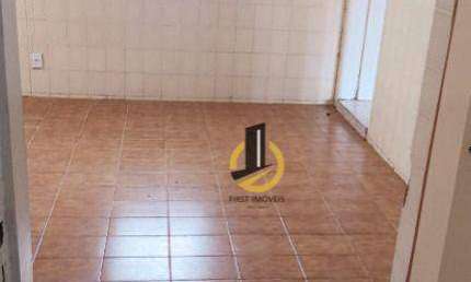 Casa à venda - 250m² - 2 dormitórios - 1 banheiro - quintal - edícula - 2 vagas - no Parque Bristol